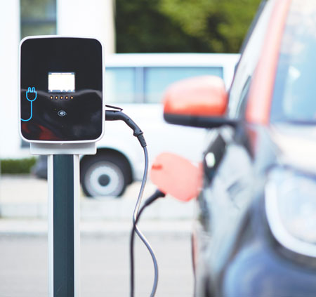 Fahrzeug an E-Ladestation